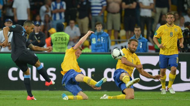 Theo Walcott hits the equaliser