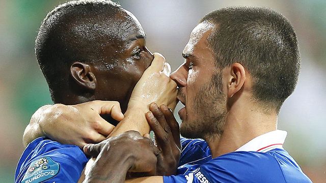 Bonucci tapa la boca de Balotelli luego del gol del "Nene"