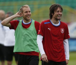 Daniel Kolar and Tomas Rosicky take part in Wednesday's training session