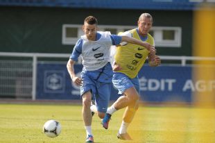 Laurent Koscielny is set to step in for Philippe Mexes