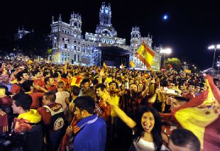 Cientos de aficionados salieron a las calles a festejar el triunfo de "La Roja"