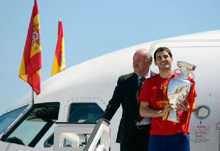 Iker Casillas y Vicente del Bosque salieron primero con el trofeo en las manos