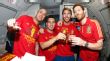 Los jugadores de España festejan dentro del avión que los llevó de la sede de la Euro a Madrid.