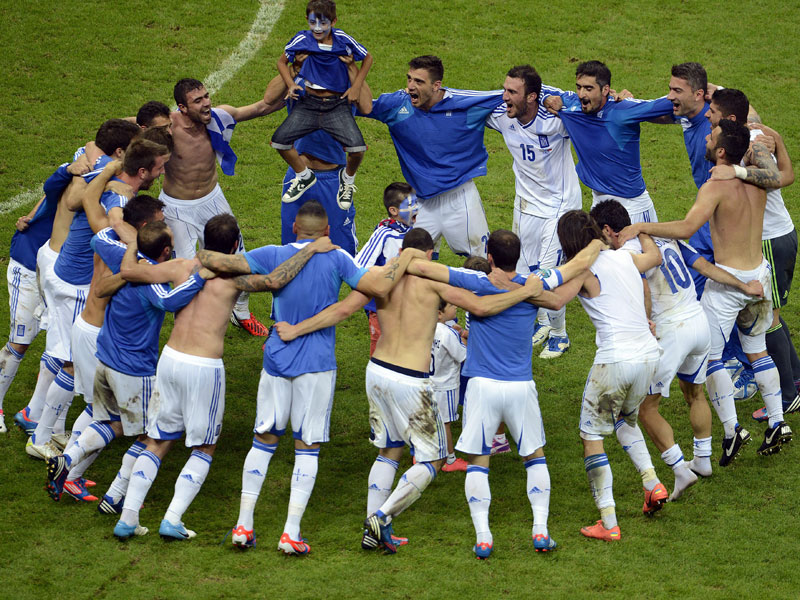 Jugadores de Grecia celebran su victoria ante Rusia al final del partido ante Rusia, situación que sorprendió a propios y extraños.