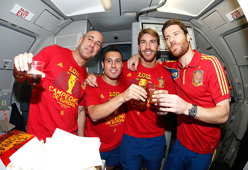 Los jugadores de España festejan dentro del avión que los llevó de la sede de la Euro a Madrid.