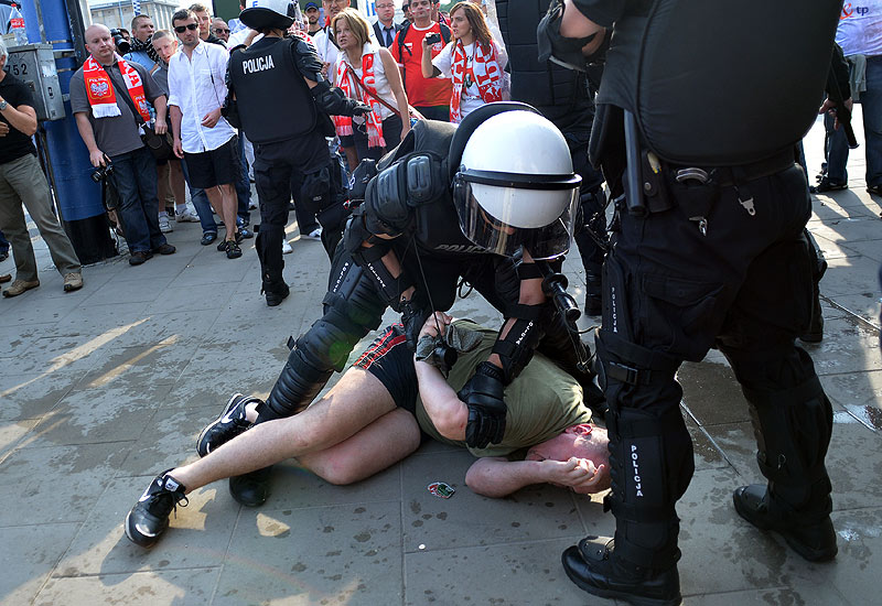 La policía de Polonia tuvo que intervenir en un enfrentamiento entre rusos y polacos, previo al juego del Grupo A.