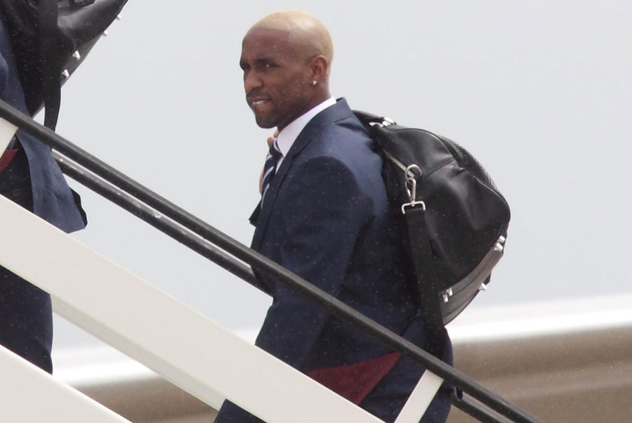 Jermain Defoe boards a plane