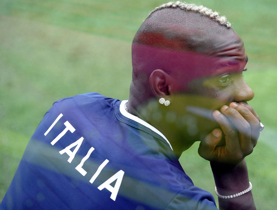 Mario Balotelli watches Italy train
