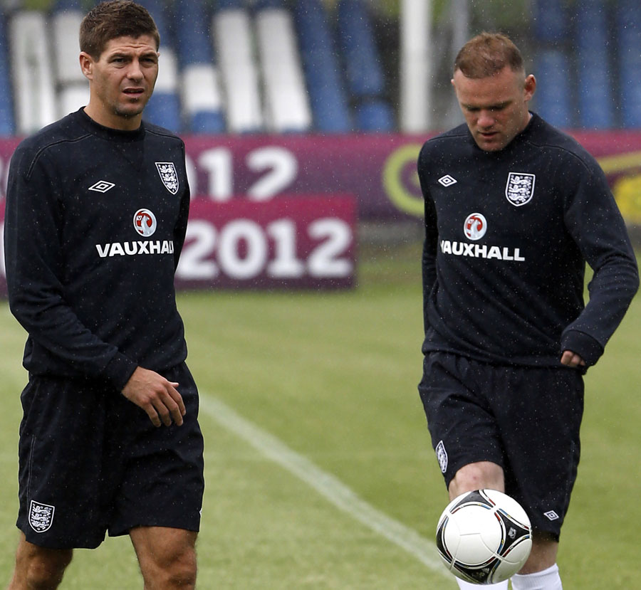 Steven Gerrard and Wayne Rooney juggle at training