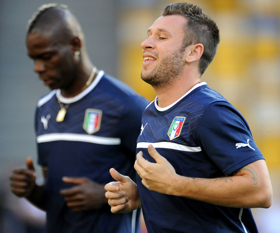 Mario Balotelli and Antonio Cassano run laps at training