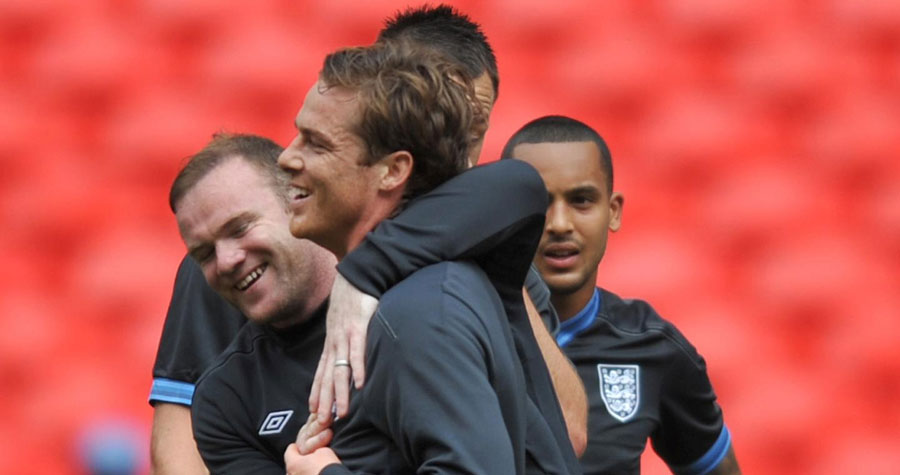 Wayne Rooney jokes with Scott Parker in training