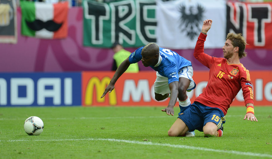 Sergio Ramos gets back to tackle Mario Balotelli 100612
