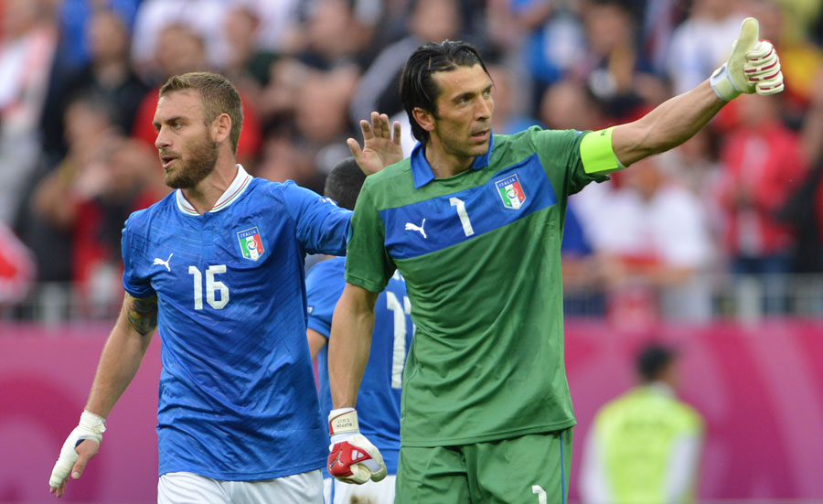 Daniele De Rossi and Gianluigi Buffon thank the fans after the draw against Spain