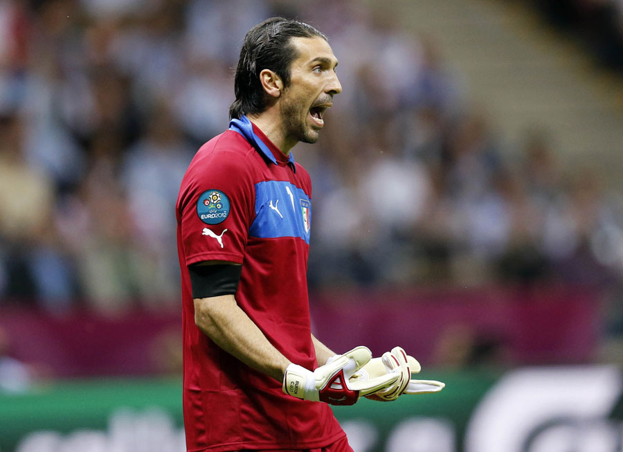 Gianluigi Buffon instructs his team-mates