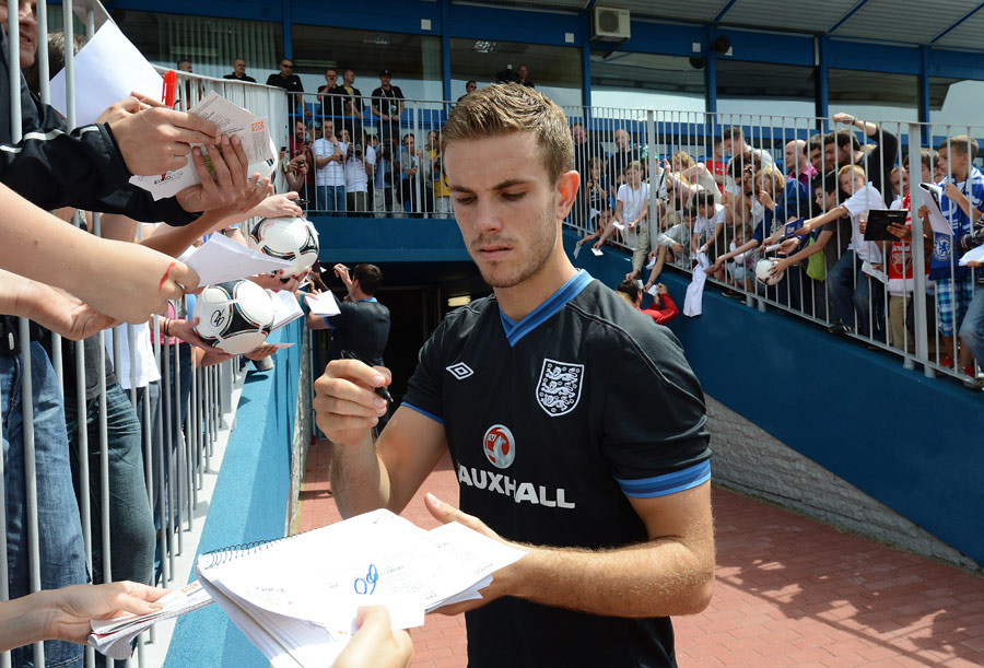 Jordan Henderson signs autographs for fans