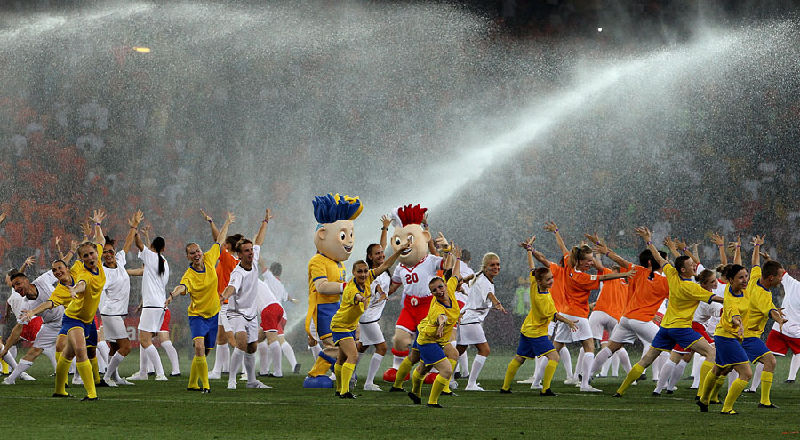 Wesley Sneijder is consoled by Lukas Podolski