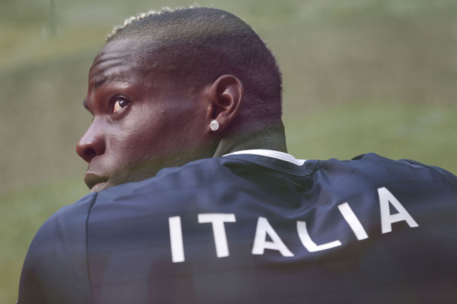 Mario Balotelli glances behind him during Italy training 