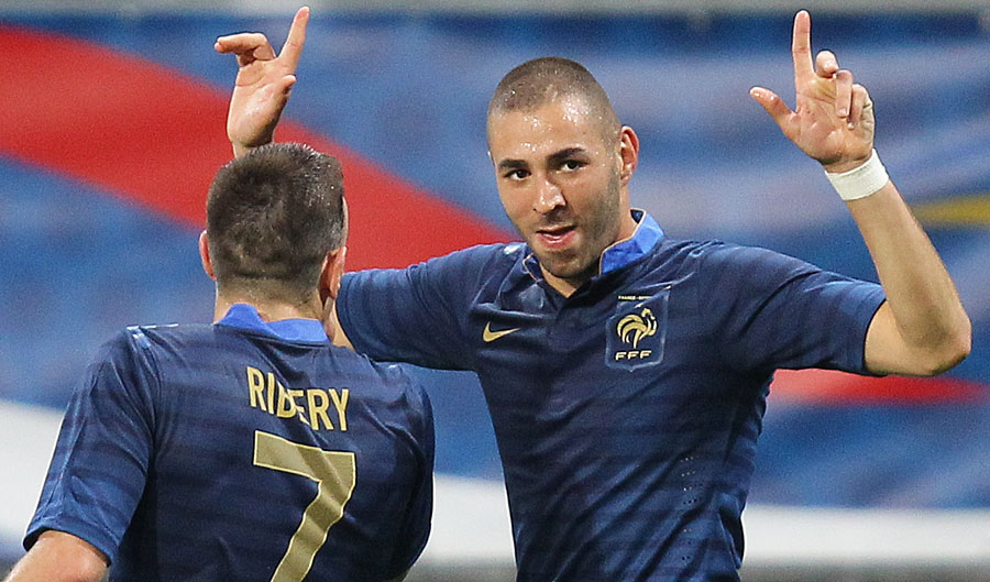 Karim Benzema celebrates with Franck Ribery against Estonia