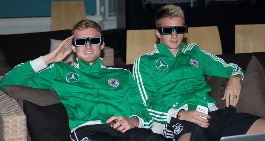 Andre Schurrle und Marco Reus watch a 3D film