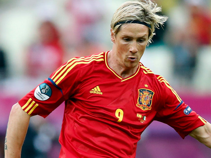 Gianluigi Buffon dispossesses Fernando Torres