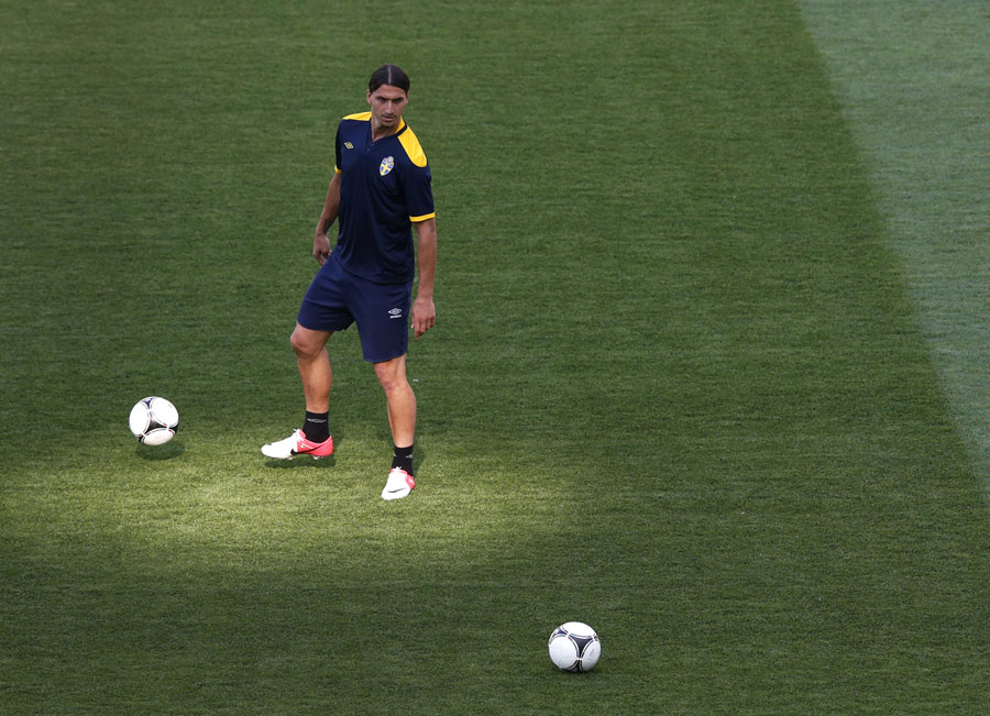 Zlatan Ibrahimovic works with the ball in training