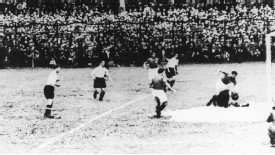 Giuseppe Meazza sets up Enrique Guaita to score the only goal of Italy's 1934 World Cup semi-final against Austria